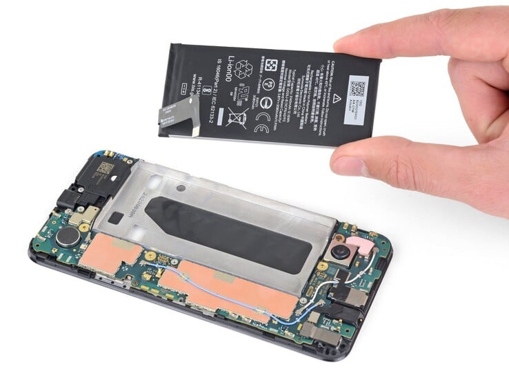 根据 iFixit 的数据，更换谷歌 Pixel 4a 的电池大约需要两个小时（图片来源：iFixit）