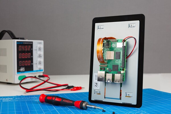 Raspberry Pi Touch Display 2 是一款纵向显示屏，分辨率升级为 1280x720（图片来源：Raspberry Pi）。