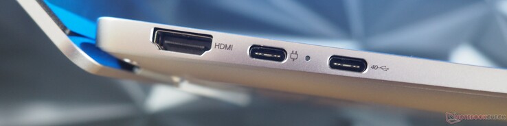 左侧：HDMI 2.1、USB-A 3.2 Gen 1（DisplayPort 1.4、PowerDelivery）、USB-C 4.0（DisplayPort 1.4、PowerDelivery）