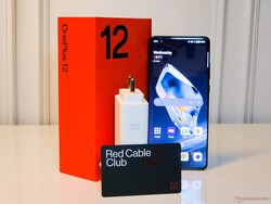 包装盒中包括一个 100 W SuperVOOC 充电器、USB Type-A 转 Type-C 连接线和 Red Cable Club 会员资格。
