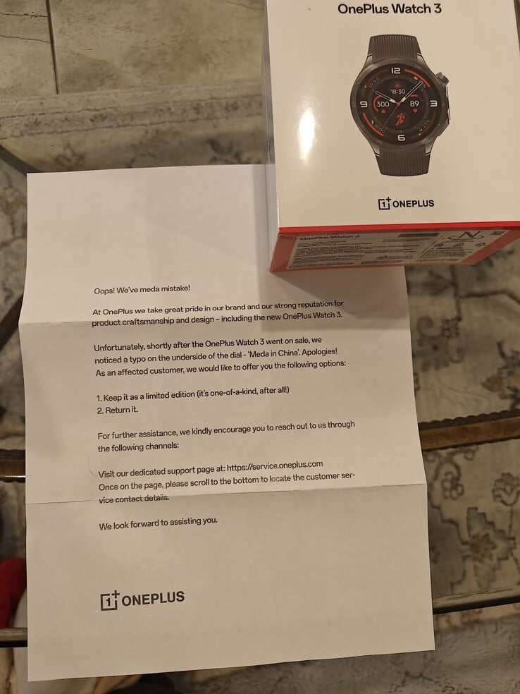 OnePlus Watch 3 随附一封道歉信。(图片来源：Reddit）