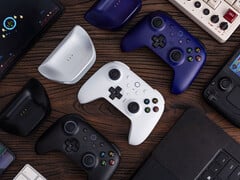 8BitDo Ultimate 2 有三种熟悉的颜色，支持 RGB 灯光。(图片来源：8BitDo）