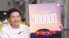 小米公司 CEO 与 SU7 的新目标。(图片来源：小米）