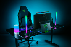 Razer 的 Aether Standing Light Bars 通过一根 USB-C 电源线运行。(图片来源：Razer）