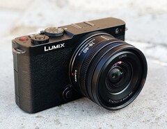 松下宣布为 Lumix S9 推出更紧凑的套机变焦。(图片来源：松下）