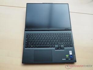 Legion Pro 7 可以完全打开 180 度（图片来源：Notebookcheck）