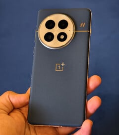 OnePlus 13 可能会在全球范围内发售，机身表面为迷人的蓝色。(图片来源：@sondesix）