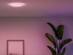 飞利浦 Hue Tento 圆形 LED 天花板面板在部分欧洲国家有售。(图片来源：Philips Hue）