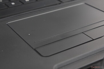 触摸板比看上去要小,因为集成鼠标按钮上方的薄薄区域只是死角