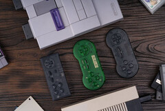 8BitDo 最新发布的 &quot;透明系列 &quot;为另一套控制器注入了新的活力。(图片来源：8BitDo）