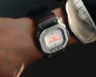 C2H4 x 卡西欧 G-Shock G-5600 "太空时代 "版手表采用不锈钢表圈。 图片来源：C2H4)