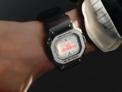 C2H4 x 卡西欧 G-Shock G-5600 &quot;太空时代 &quot;版手表采用不锈钢表圈。 图片来源：C2H4)