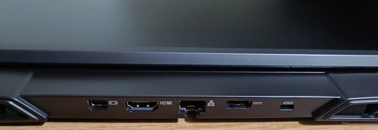 后部连接器：迷你 DisplayPort 1.4a、HDMI 2.1、2.5 GbE 插孔、Poer 插孔、Kensington 锁