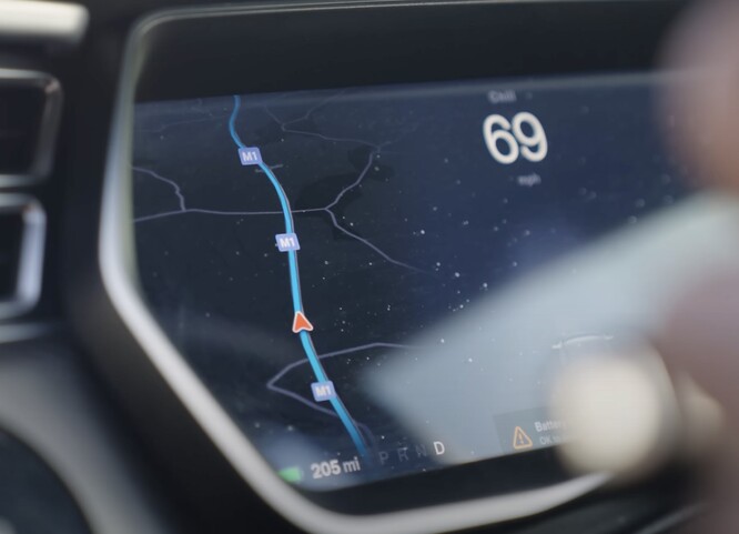Model S 最初估计的续航里程为 205 英里，这可能是基于保罗的经济驾驶风格。(来源：AutoTrader via YouTube）