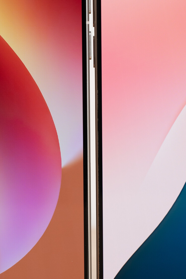 OPPO Find X8 Ultra（左）与Apple 的 iPhone 16 Pro Max 显示屏边框对比