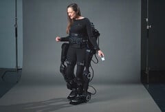 Human in Motion Robotics 公司的自平衡 XoMotion 外骨骼在加拿大获准用于非卧床康复治疗。(图片来源：Human in Motion Robotics公司）