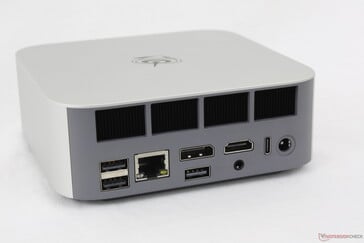 后部USB-A 3.2（10 Gbps）、USB-A 2.0（480 Mbps）、RJ-45（2.5 Gbps）、DisplayPort 1.4（4K@144）、USB-A 2.0（480 Mbps）、HDMI 2.1（4K@120）、3.5 毫米耳机、USB-C 4.0 w/ DisplayPort + Power Delivery（40 Gbps）、交流适配器