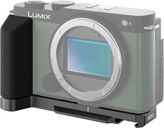 您可以勉强看到松下 Lumix S9 左边（右图）的麦克风门（图片来源：亚马逊）