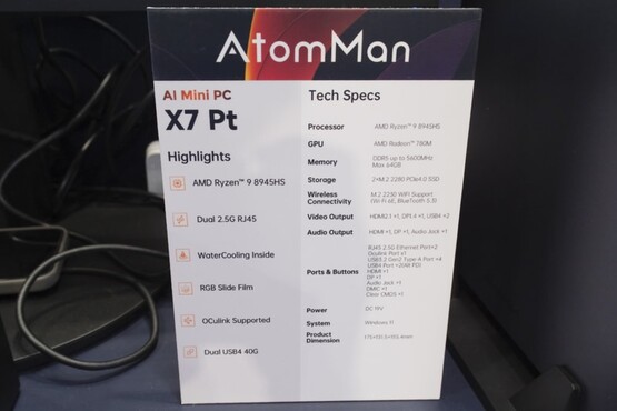AtomMan X7 Pt 配备了大量端口，并采用液体冷却技术，可在负载情况下保持 Ryzen 9 8945HS APU 的冷却。(来源：PCWatch）