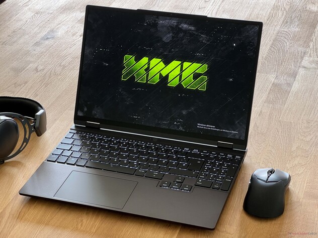 申克 XMG Evo 15 M24 及其小小的反向凹槽（图片来源：Notebookcheck）