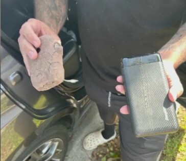 南加州各地都发现了伪装成植被和岩石的摄像头和电池组，这位奇诺山的居民就发现了这种情况。(来源：KTLA 新闻）
