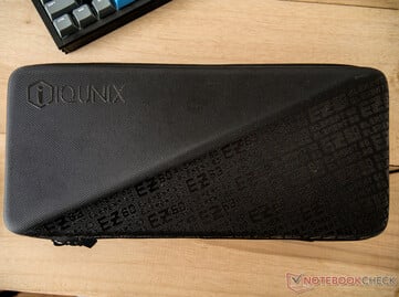 Iqunix EZ63 采用高品质硬壳便携包，具有双色图案 