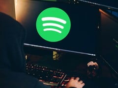 网络犯罪分子试图通过误导性播放列表和垃圾播客引诱 Spotify 用户访问欺诈网站。(图片来源：Pexels / Anete Lusina）