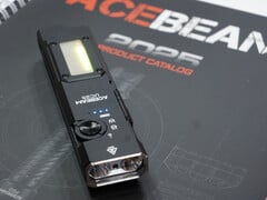 Acebeam UC25 的选择开关让人联想到竞争对手的 EDC 手电筒（图片来源：Andreas Sebayang/Notebookcheck.com）