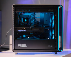 Area-51 PC 标配 RGB 灯光液冷系统。(图片来源：Alienware）