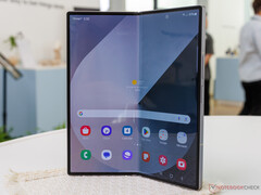 传言Galaxy Z Fold7 将采用 2600 尼特 AMOLED 可折叠显示屏，就像图中的Galaxy Z Fold6 一样。(图片来源：Notebookcheck）