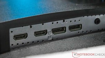 背面有 HDMI 和 DisplayPort 接口