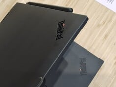 联想 ThinkPad T14s 二合一一代（图片来源：Benjamin Herzig/Notebookcheck.com）