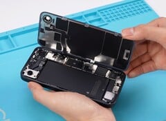 Apple iPhone 16e 使更换电池和背面变得相对容易。(图片来源：REWA Technology)