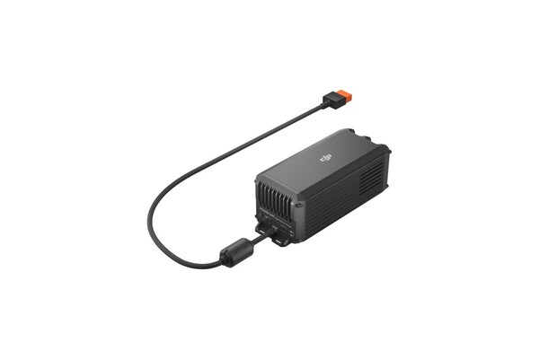 DJI Power 1kW 超快车载充电器可连接到动力站或扩展电池上的 SDC 端口。(图片来源：大疆创新）