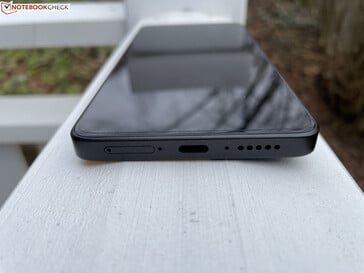 底部：SIM 卡插槽、USB-C 2.0、麦克风、扬声器（图片来源：Manuel Masiero）