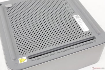 GTI12 Ultra mini PC 底部显示用于连接扩展坞的 PCIe 插槽