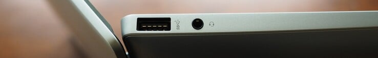 左侧USB-A 3.0、3.5 毫米插孔（线路输入/输出）