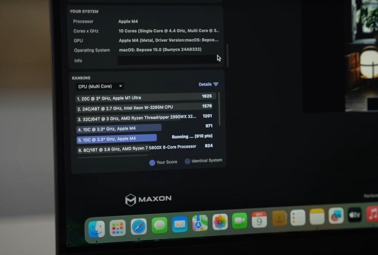 M4 MacBook Pro 在 Cinbenech 中的多核分数为 971。(图片来源：Romancev768V via YouTube）