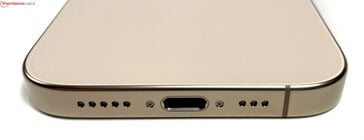 底部：扬声器、USB-C 3.2 Gen 2、麦克风