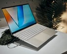 新款 Vivobook S 14/15/16 笔记本电脑的起始重量为 1.3 千克（2.86 磅）。(来源：Alex Waetzel for Notebookcheck）