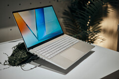 新款 Vivobook S 14/15/16 笔记本电脑的起始重量为 1.3 千克（2.86 磅）。(来源：Alex Waetzel for Notebookcheck）