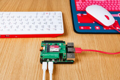 Raspberry Pi 固态硬盘套件仍可在一些零售商处购买，但只有 HAT。(图片来源：Raspberry Pi 基金会）