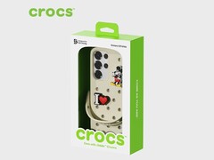 Galaxy S25 的 Crocs 保护套配有 Jibbitz 吊饰。(图片来源：Crocs）