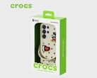 Galaxy S25 的 Crocs 保护套配有 Jibbitz 吊饰。(图片来源：Crocs）