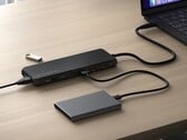 Satechi 13-in-1 USB-C 三显示器多端口适配器最近已在商店发售。(图片来源：Satechi）