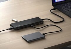 Satechi 13-in-1 USB-C 三显示器多端口适配器最近已在商店发售。(图片来源：Satechi）