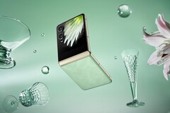 Tecno Phantom V Flip 2 的上盖显示屏比前代产品更大。(图片来源：Tecno） 