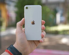 预计下一代 iPhone SE 的外观将与目前的第三代机型完全不同。(图片来源：Onur Binay - Unsplash）