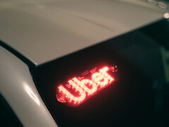 在加州，为青少年提供乘车服务的 Uber 司机现在需要指纹识别（图片来源：Erik Mclean 在 Unsplash 上拍摄的照片）