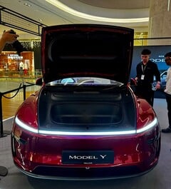 新款特斯拉 Model Y Ultra Red（图片来源：DaltyBrewer/X）